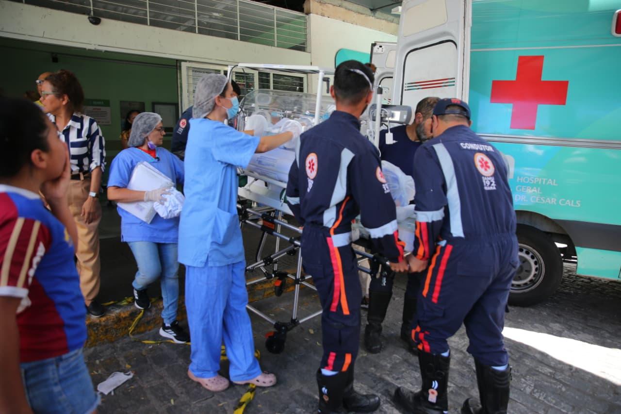 Imagem mostra bebê em incubadora sendo retirado de hospital césar cals, onde houve incêndio em Fortaleza.