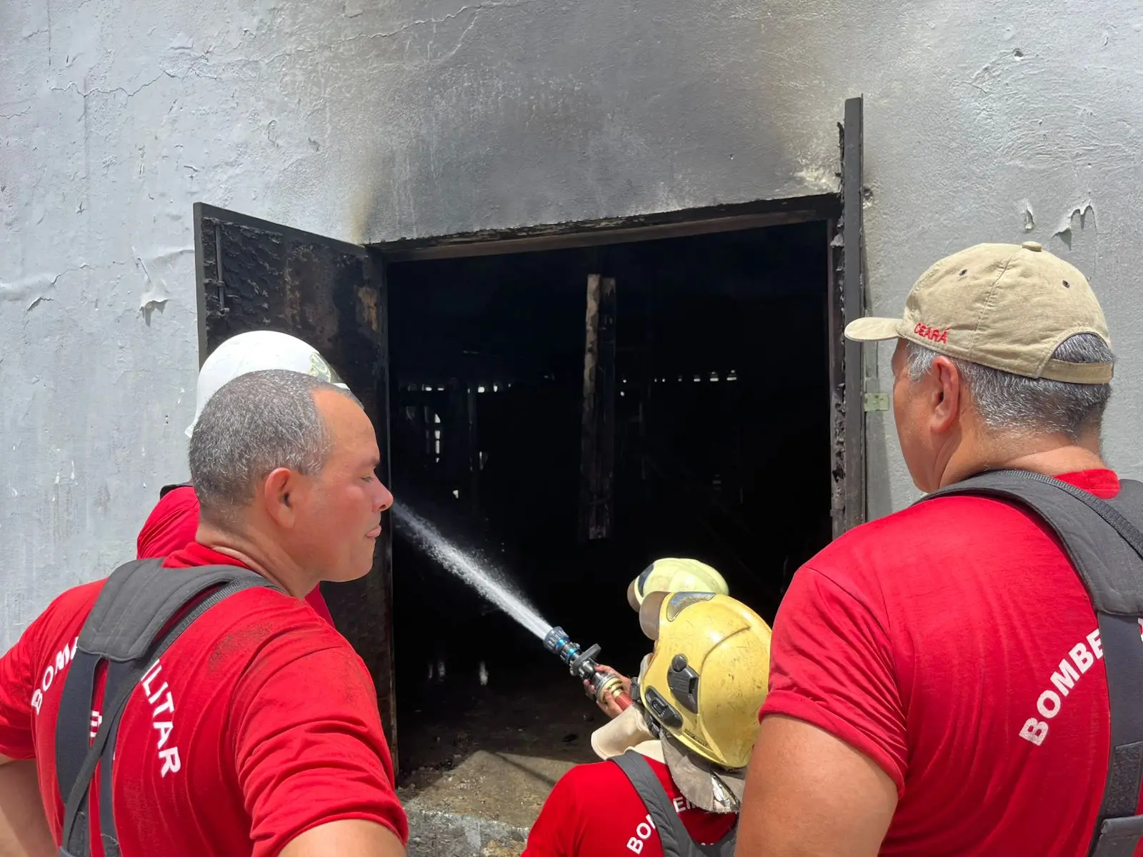 Homens do Corpo de Bombeiros fazendo rescaldo do incêndio que atingiu a subestação de energia.