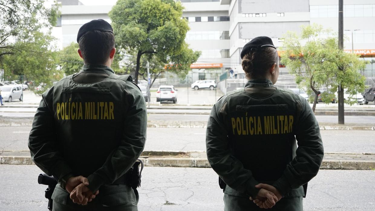 dois policiais militares em frente a sspds
