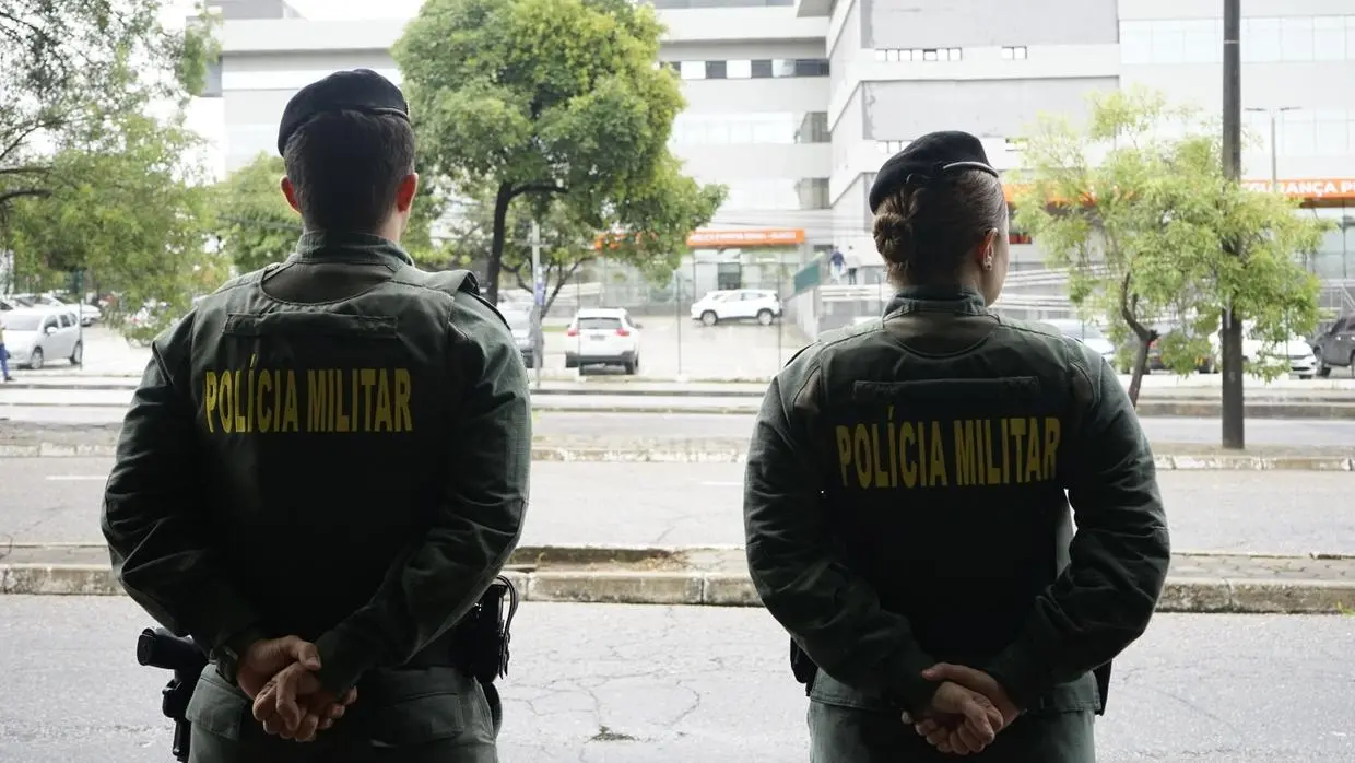 dois policiais militares em frente a sspds