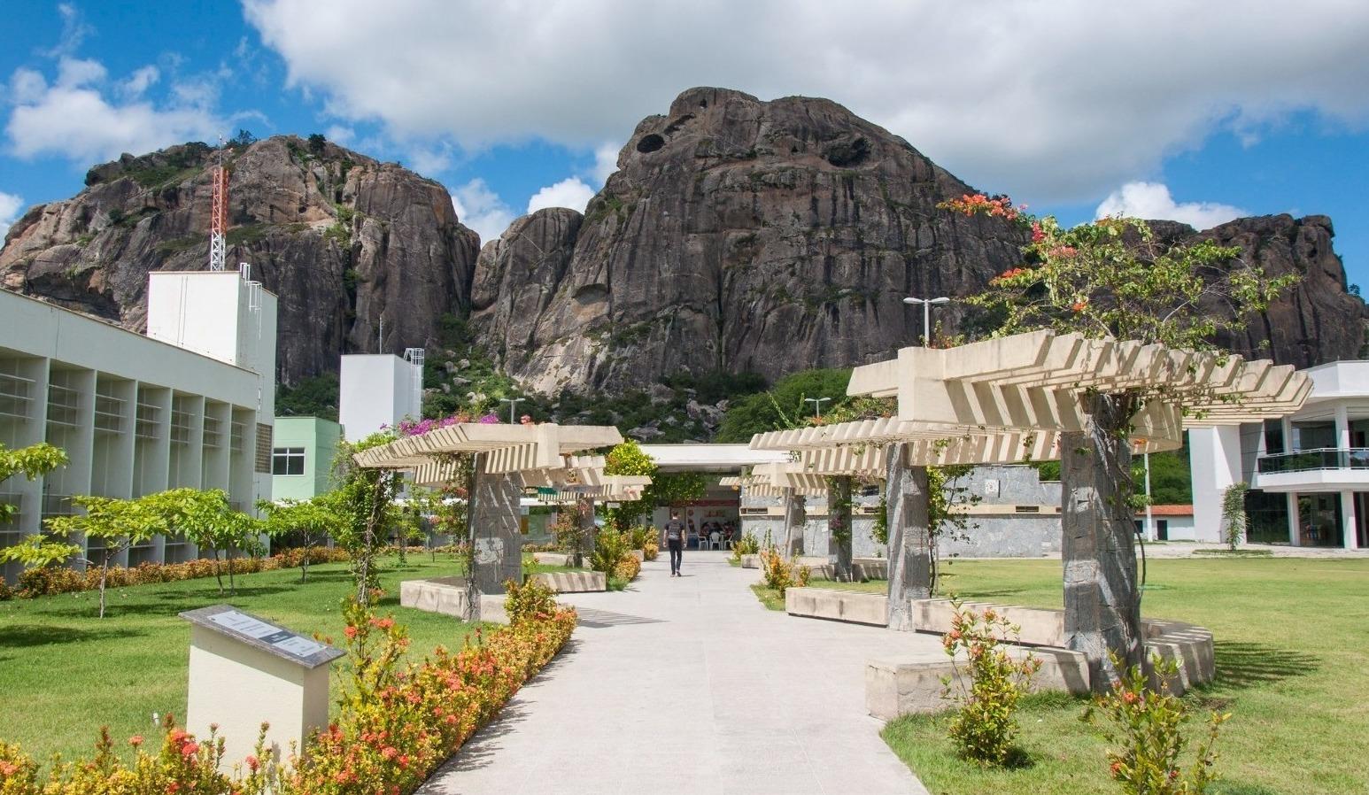 Campus de Quixadá mostra os monólitos ao fundo.