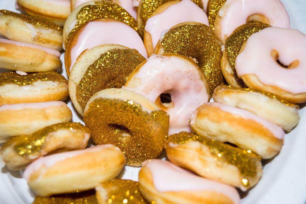 Foto de vários donuts com glitter.