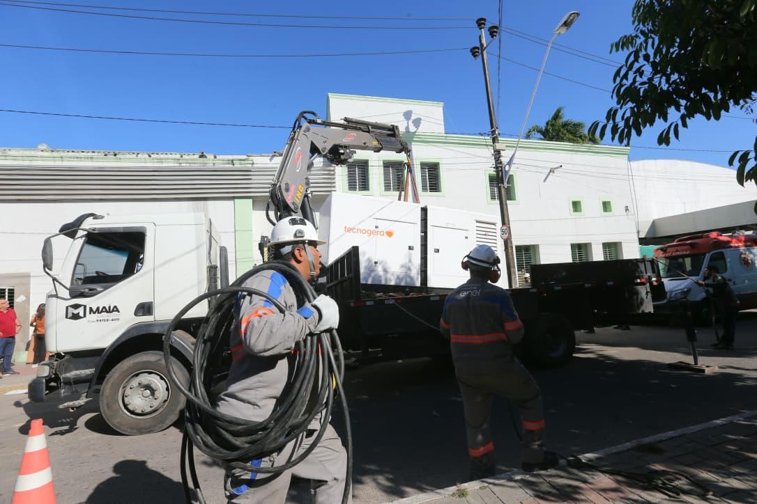 Geradores sendo instalados pela Enel no Enel Hospital César Cals.
