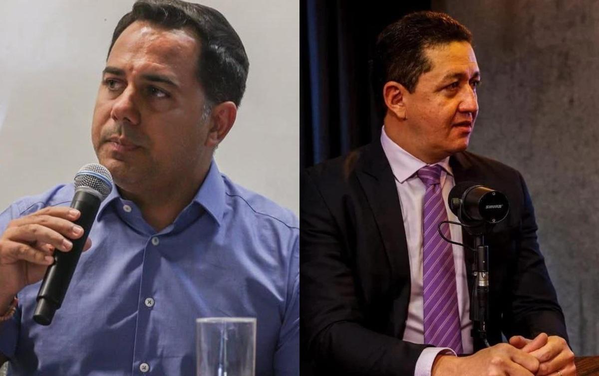 Montagem com duas fotos lado a lado mostrando dois homens falando ao microfone; o da esquerda é Roberto Filho, prefeito de Iguatu, que usa camisa azul clara e segura um microfone, enquanto o da direita é Gledson Bezerra, prefeito de Juazeiro do Norte, que veste terno escuro com gravata lilás e fala diante de um microfone de estúdio.