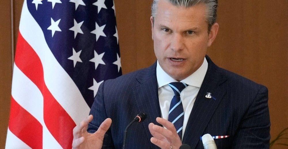 Secretário de Guerra, Pete Hegseth, fala em coletiva.