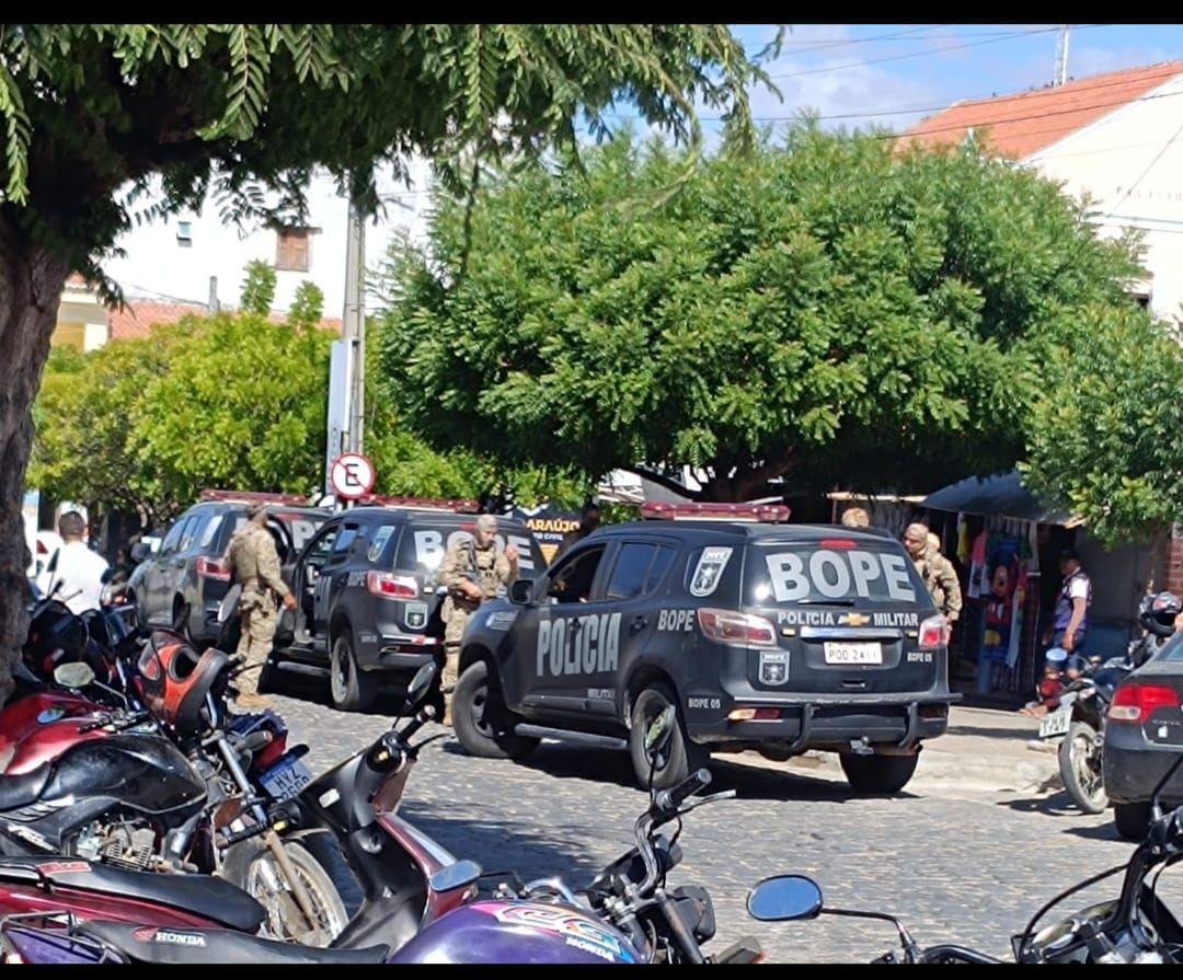 viaturas do bope na cidade de jaguaribe, onde uma jovem foi sequestrada.