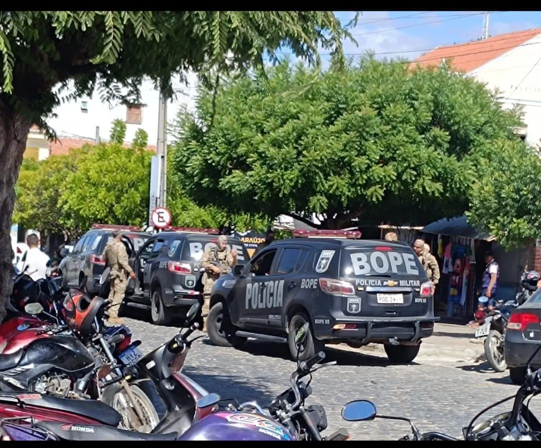 viaturas do bope na cidade de jaguaribe, onde uma jovem foi sequestrada.