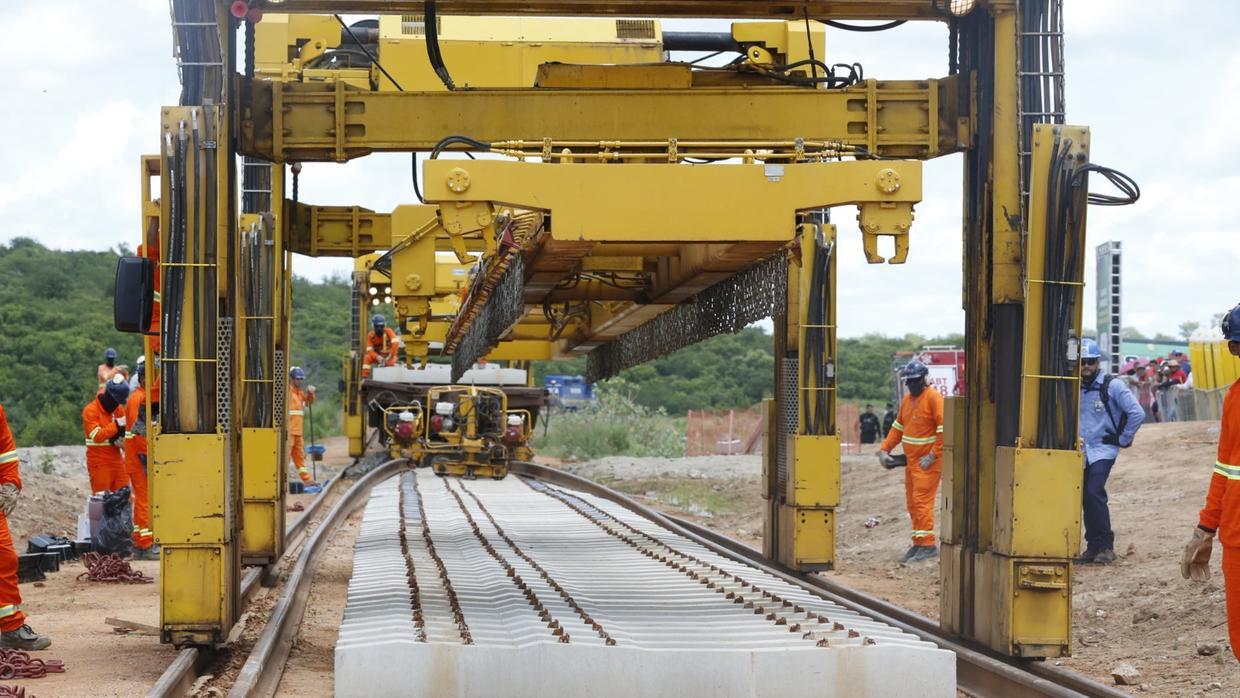Foto que contém obras da Ferrovia Transnordestina.