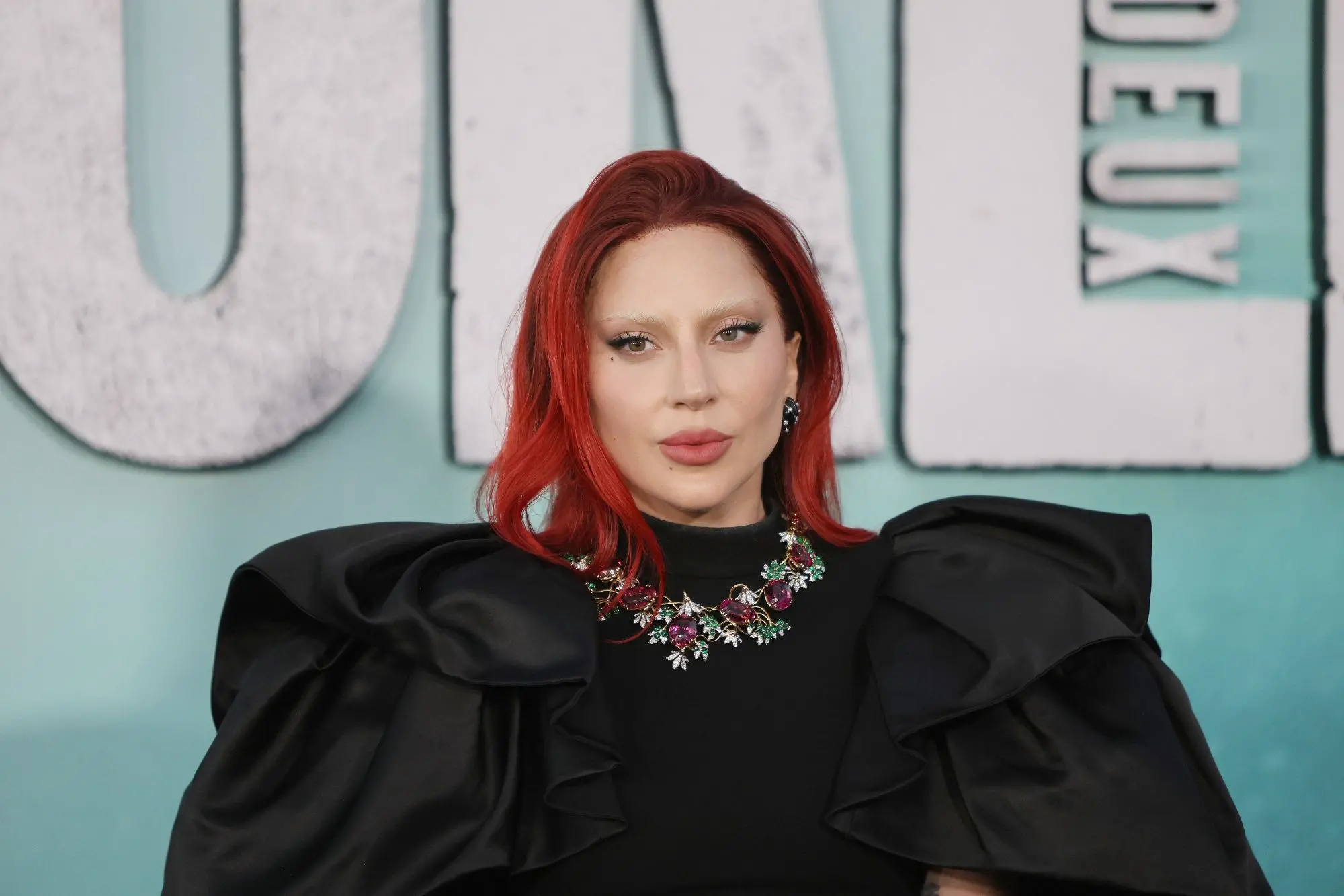 foto de lady gaga com cabelo vermelho.