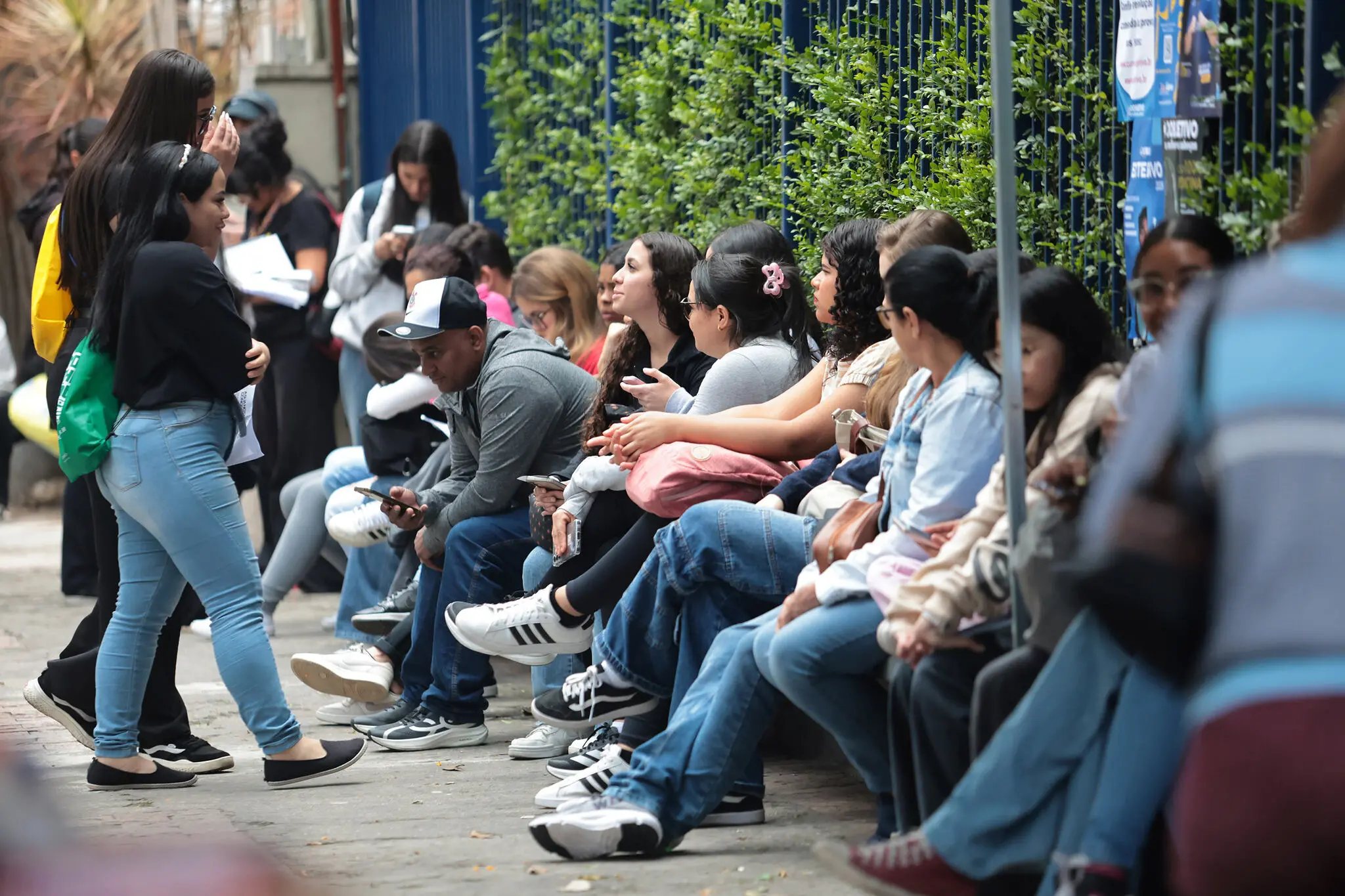 Estudantes aguardando para fazer Enem.