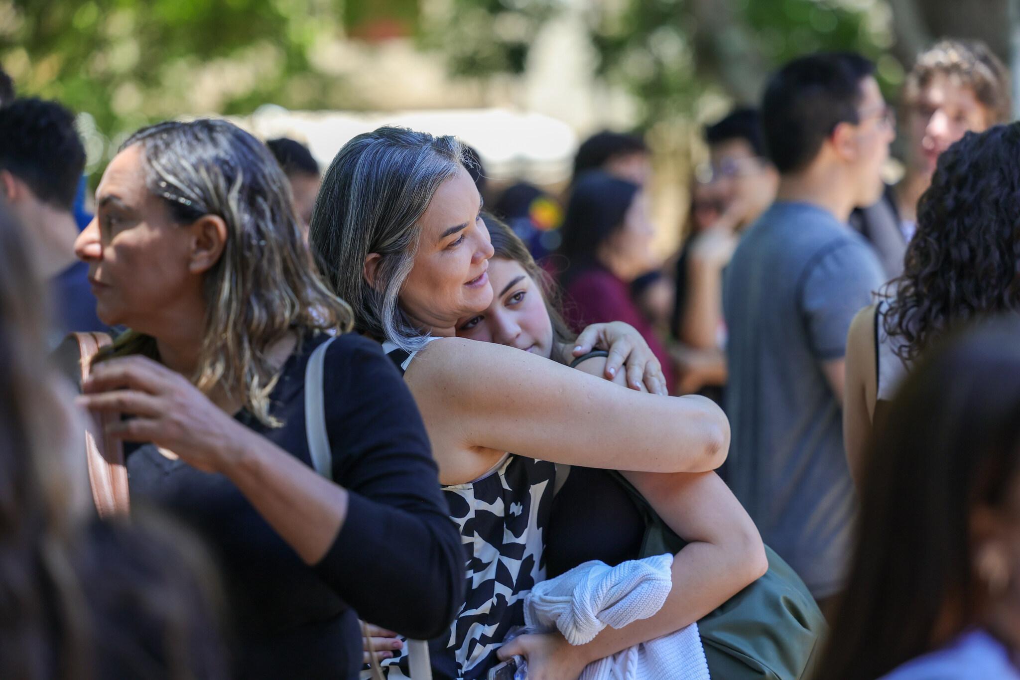 Mãe abraça filha na entrada para a prova do Enem.