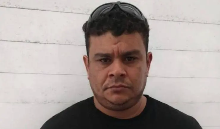 Imagem mostra Valério Rodrigues de Araújo, suspeito de ser chefe do CV na Serra da Ibiapaba, conhecido como Lerim, de camiseta preta e óculos escuros na cabeça olhando para a câmera.