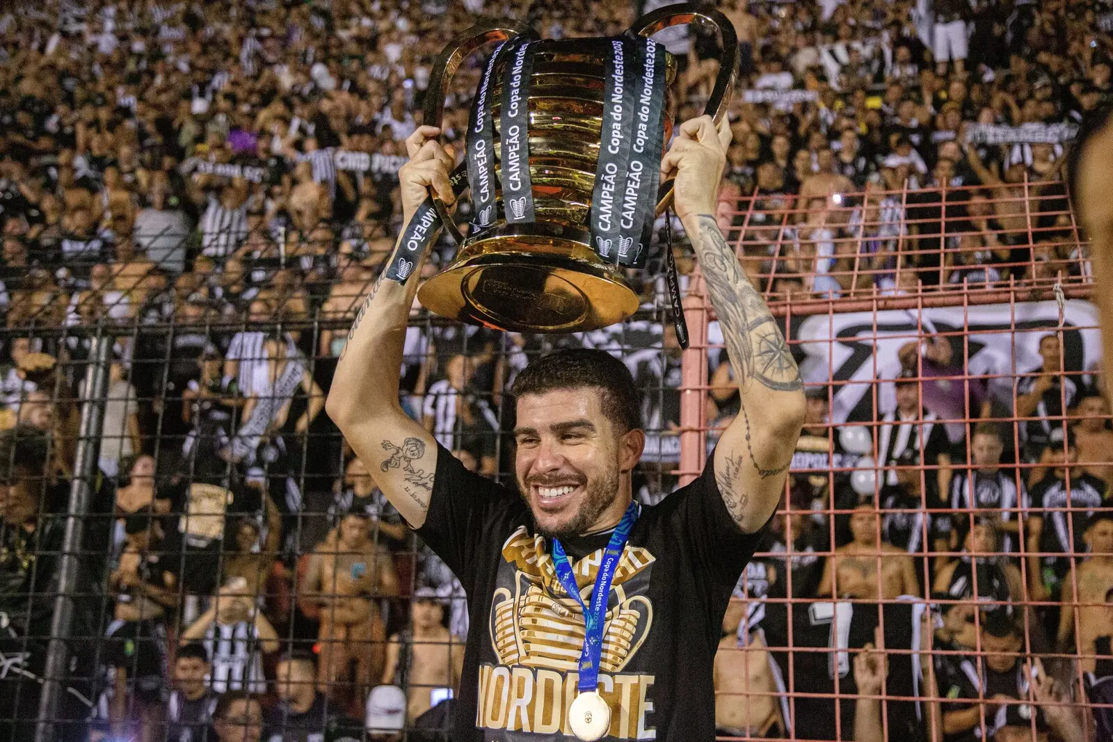 Richardson levanta taça de campeão da Copa do Nordeste