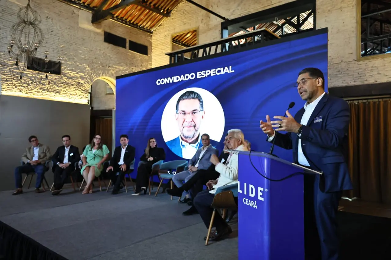 Mansueto falando ao microfone