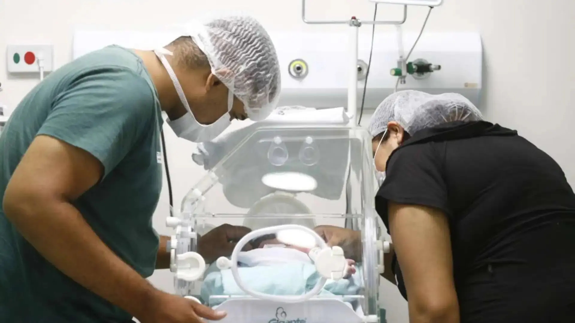 Imagem de criança sendo atendida.