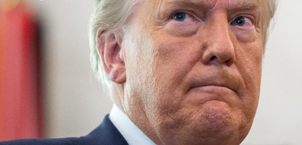 Donald Trump com a face aparentemente nervosa. Imagem usada em matéria onde presidente norte-americano reduz tarifas sobre produtos.