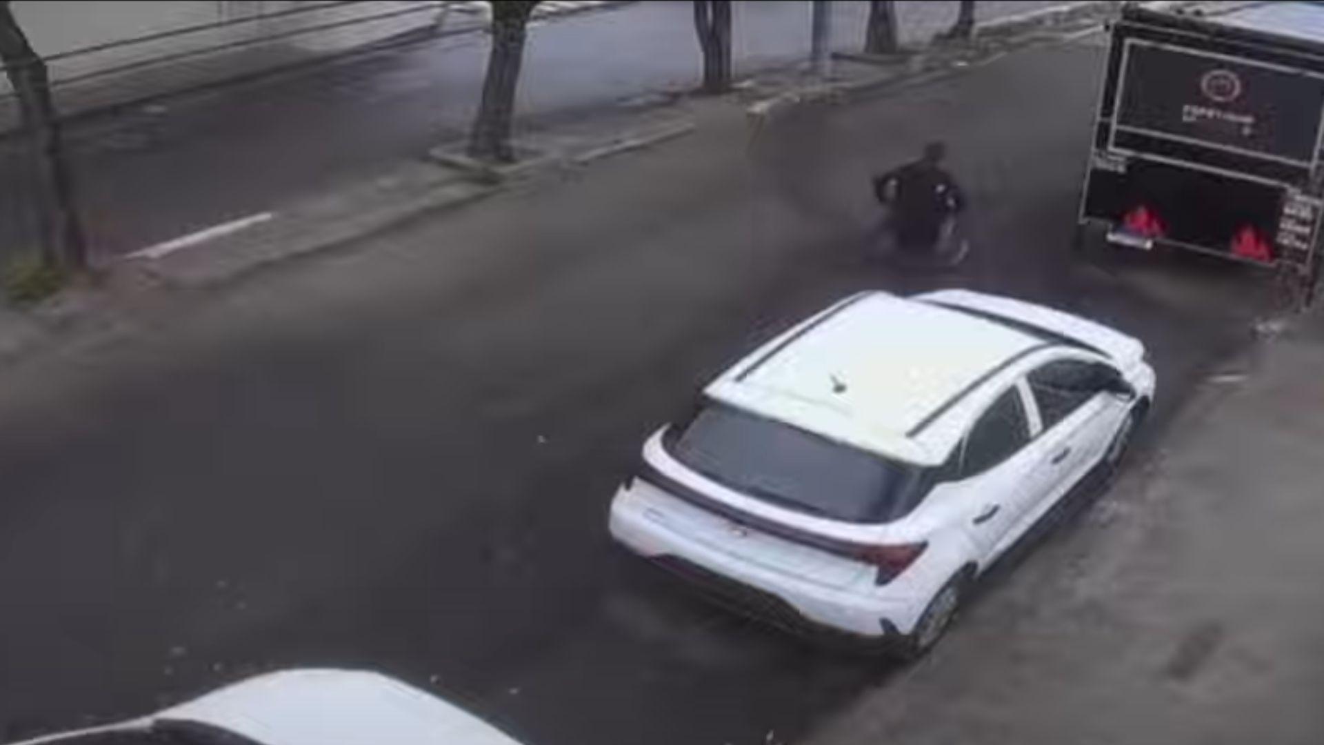 Imagem de cadeirante durante primeiro furto. Imagem usada em matéria informando que homem foi preso por furto pela segunda vez em 10 dias.