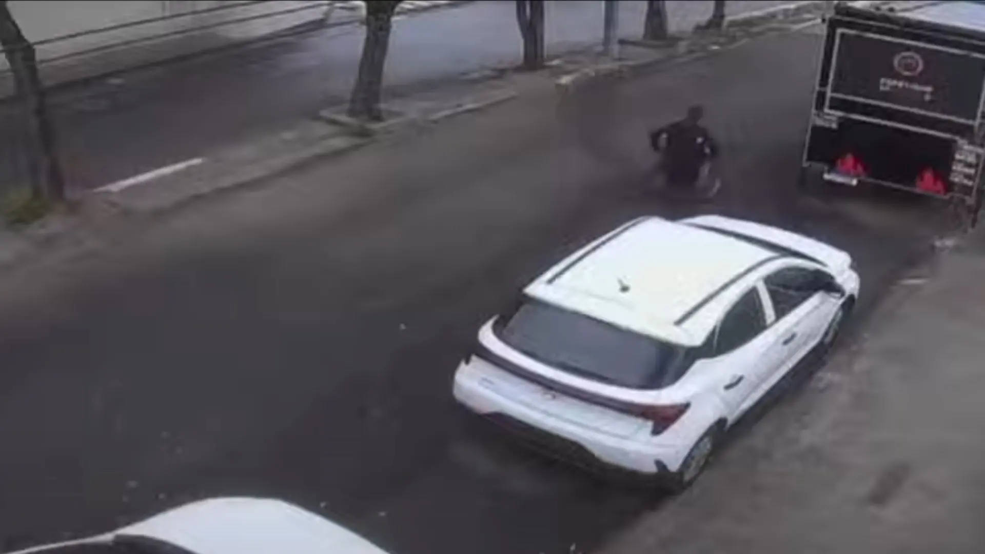 Imagem de cadeirante durante primeiro furto. Imagem usada em matéria informando que homem foi preso por furto pela segunda vez em 10 dias.