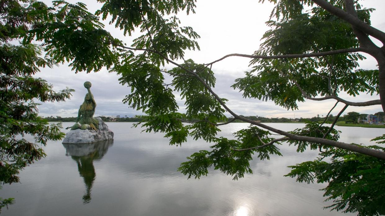 A foto mostra a Lagoa da Messejana, em Fortaleza, com a estátua de Iracema.