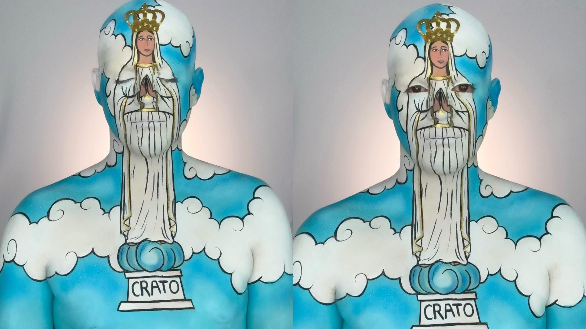 Pessoa com o corpo e o rosto completamente pintados em estilo ilustrado, representando a estátua de Nossa Senhora de Fátima do Crato. O fundo do corpo é azul com nuvens brancas desenhadas, e a imagem da santa ocupa o centro do rosto e do tronco, com coroa dourada no topo da cabeça. A base da figura traz a palavra “CRATO”. Na segunda imagem, os olhos da pessoa estão abertos, integrados ao desenho.
