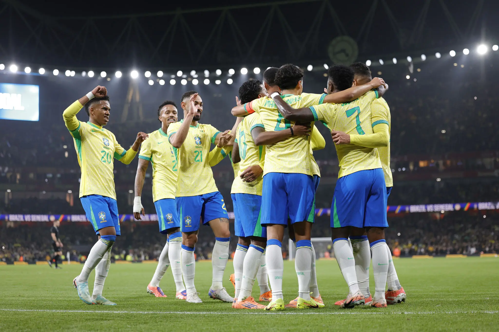 Foto de jogadores da Seleção Brasileira comemoram gol