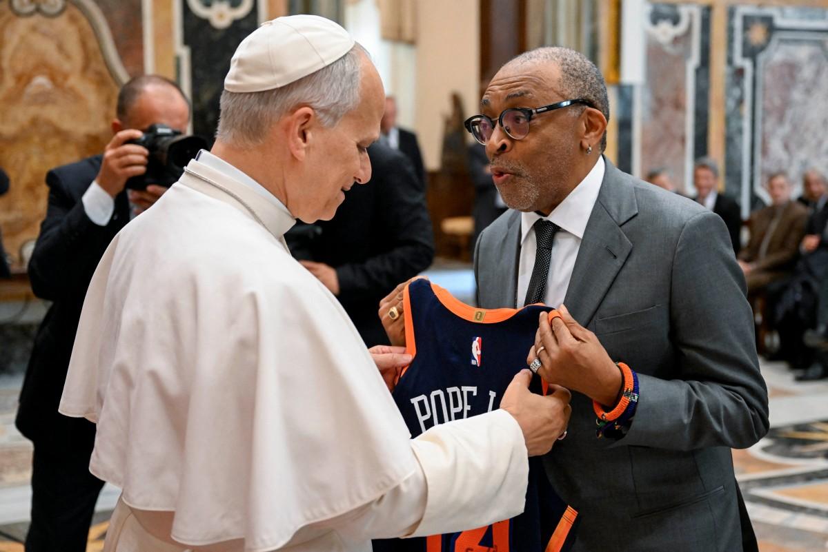 Esta foto tirada em 15 de novembro de 2025 pela The Vatican Media mostra o Papa Leão XIV se encontrando com o diretor norte-americano Spike Lee, durante uma audiência com artistas do mundo do cinema no Vaticano.