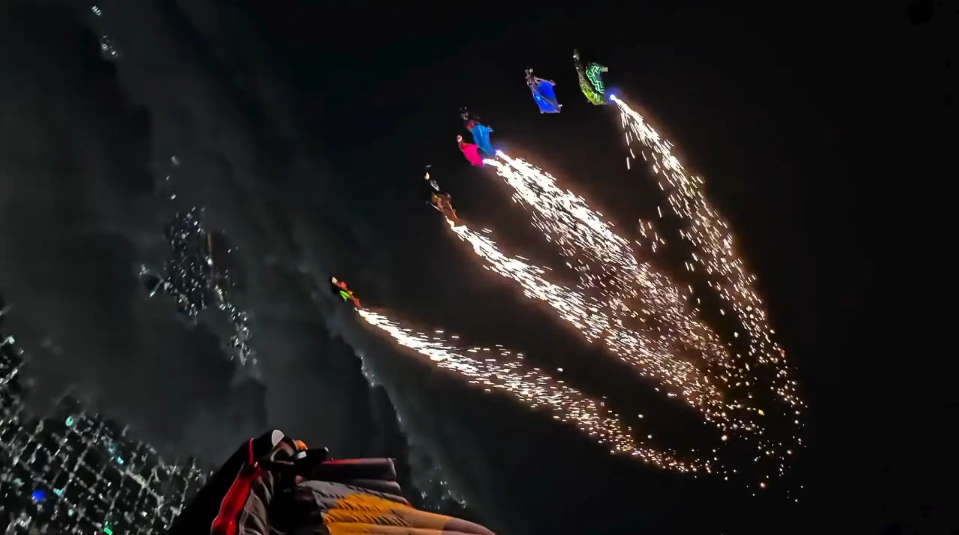 Paraquedistas com efeitos pirotécnicos em salto na orla de Fortaleza