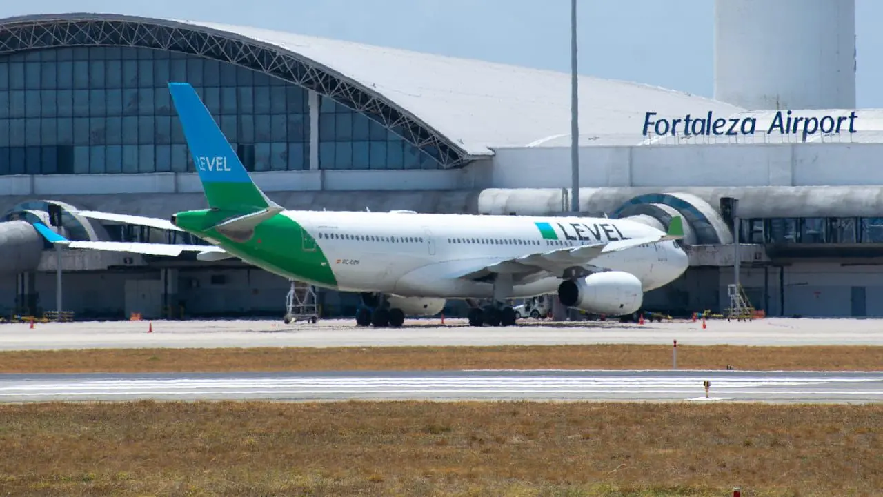 Imagem de uma aeronave da Level em solo no aeroporto de Fortaleza