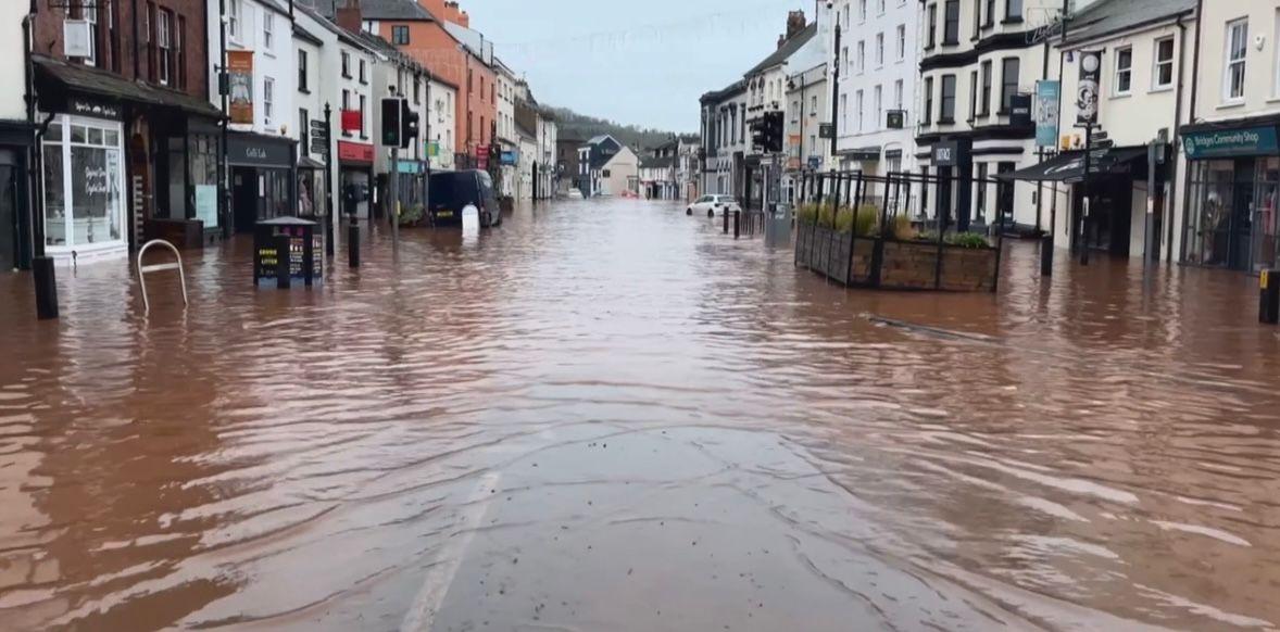 imagem mostra ruas alagadas por causa da tempestade Cláudia