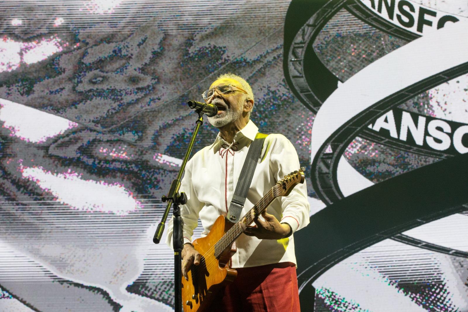 Gilberto Gil em apresentação deste domingo (15).