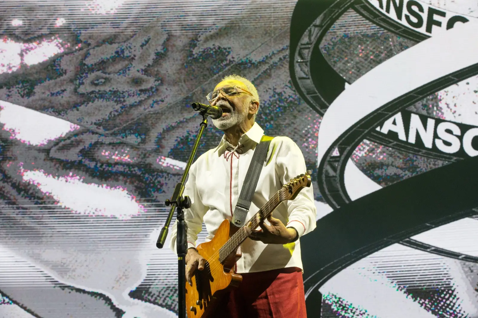 Gilberto Gil em apresentação deste domingo (15).