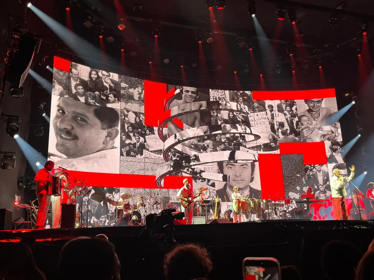 Durante 'Cálice', show exibiu fotos de desaparecidos, presos e mortos pela ditadura.