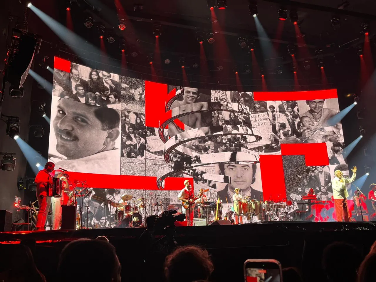 Durante 'Cálice', show exibiu fotos de desaparecidos, presos e mortos pela ditadura.