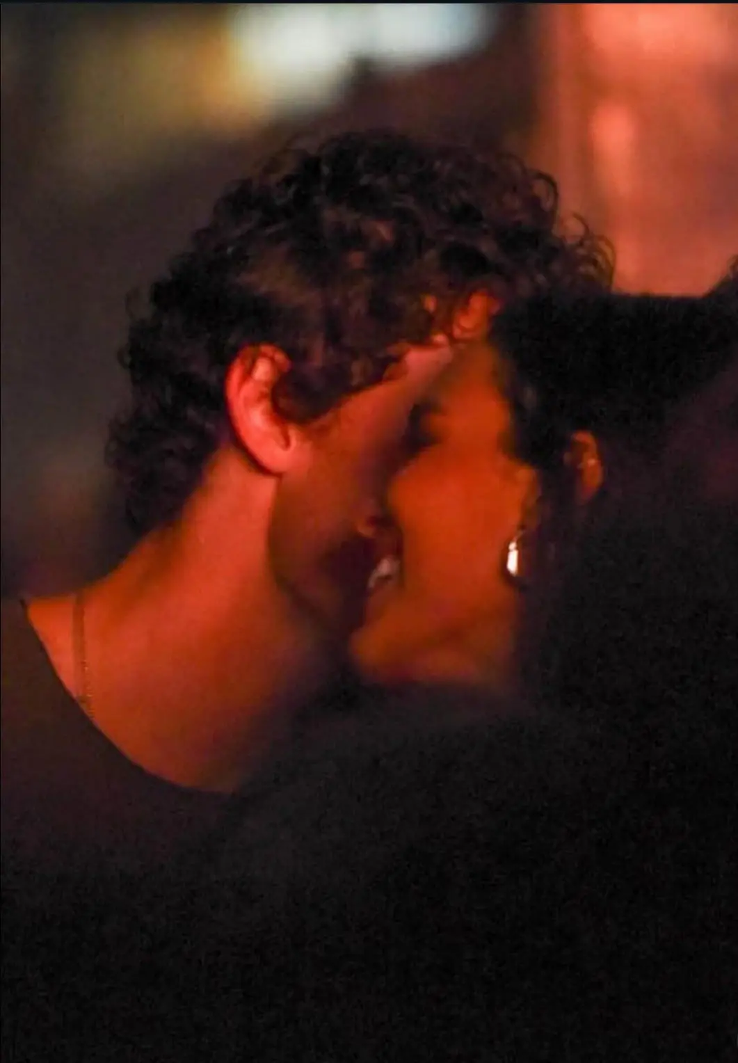 Bruna e Shawn foram flagrados em clima de intimidade