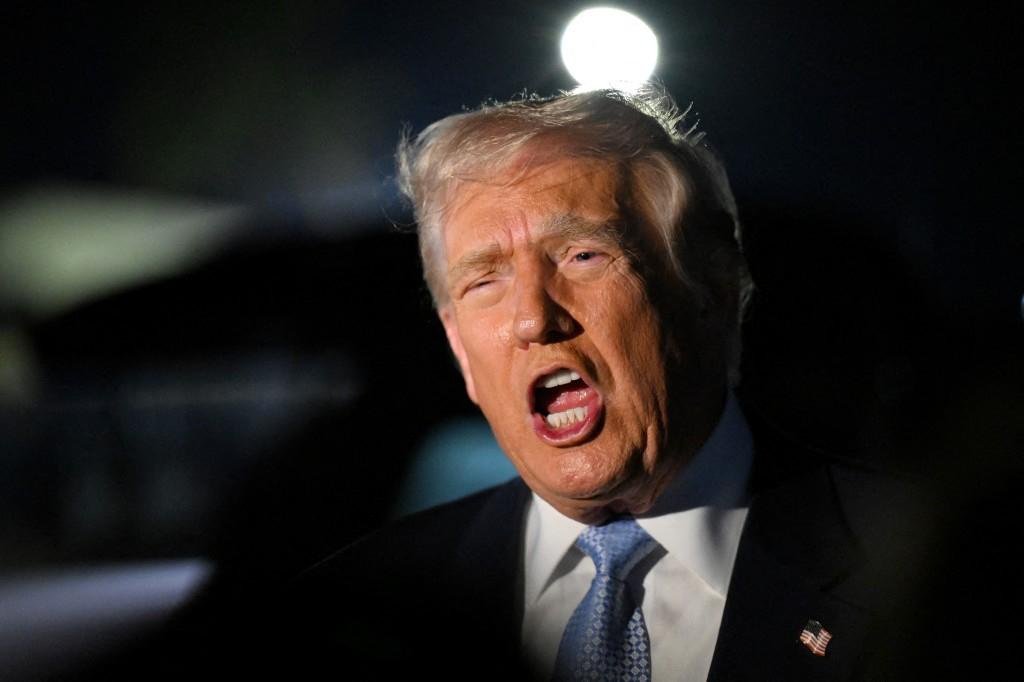 O presidente dos EUA, Donald Trump, fala com repórteres antes de embarcar no Air Force One em 16 de novembro de 2025 no Aeroporto Internacional de Palm Beach, em West Palm Beach, Flórida.