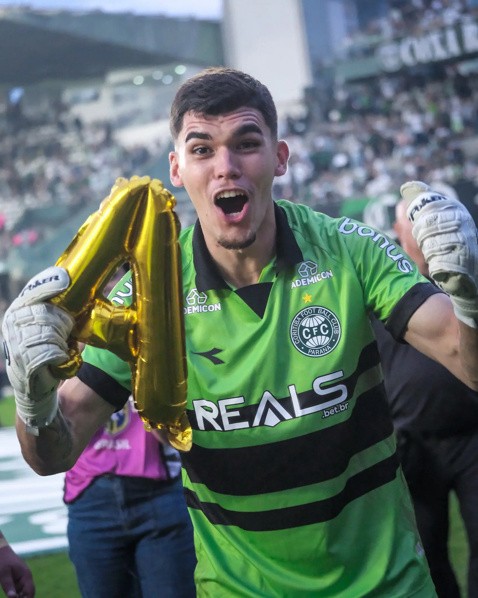 Atleta do Coritiba celebra acesso à Série A