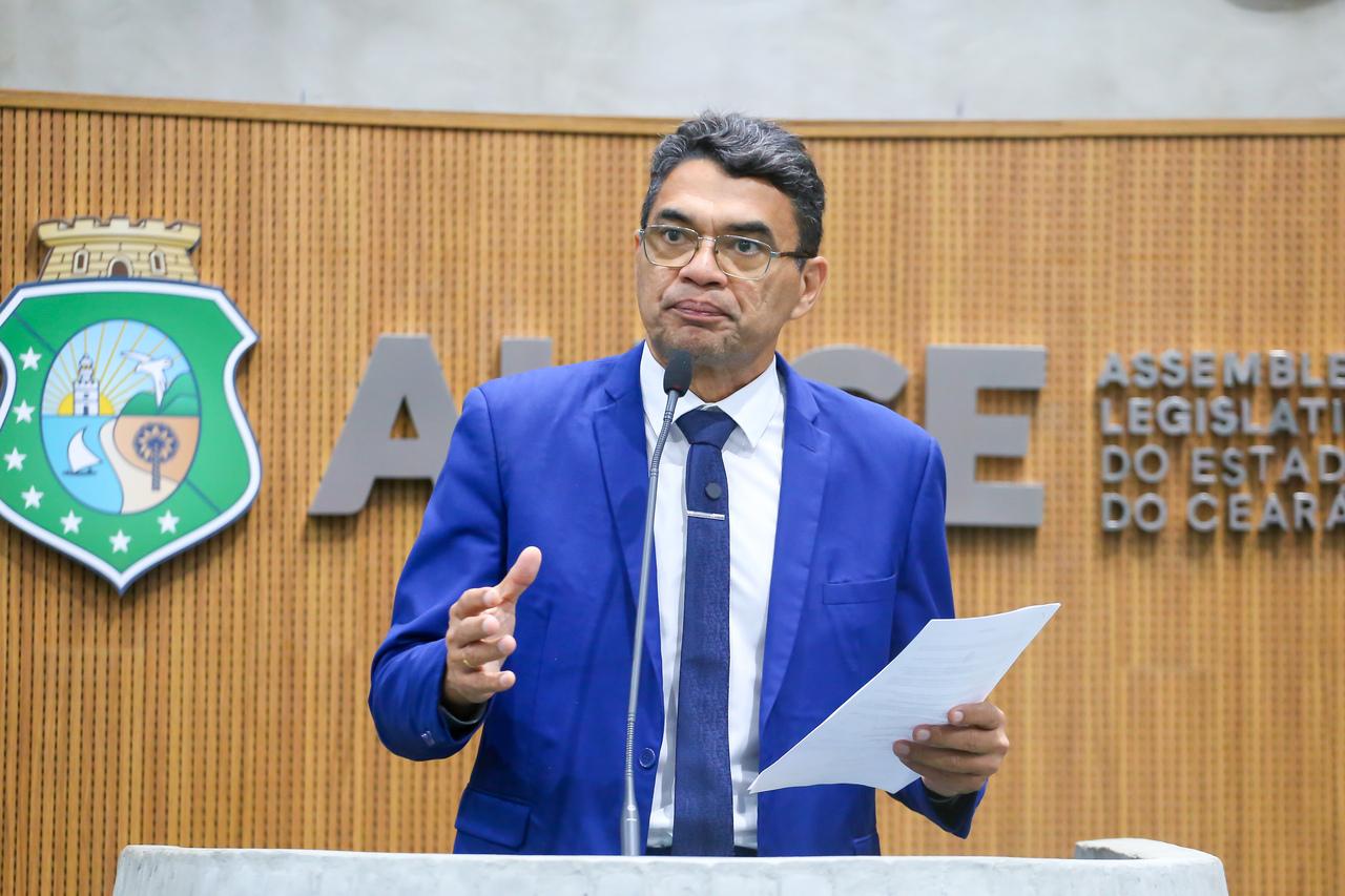Sargento Reginauro durante discurso na tribuna da Assembleia Legislativa do Ceará.