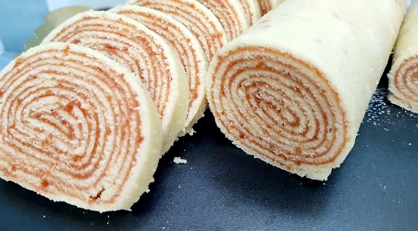 Rodelas de bolo de rolo cortadas em uma travessa.