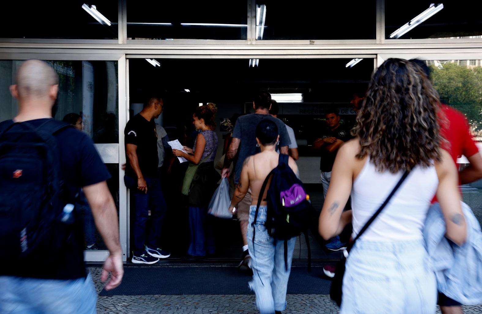 Candidatos do CPNU entrando em local de prova.