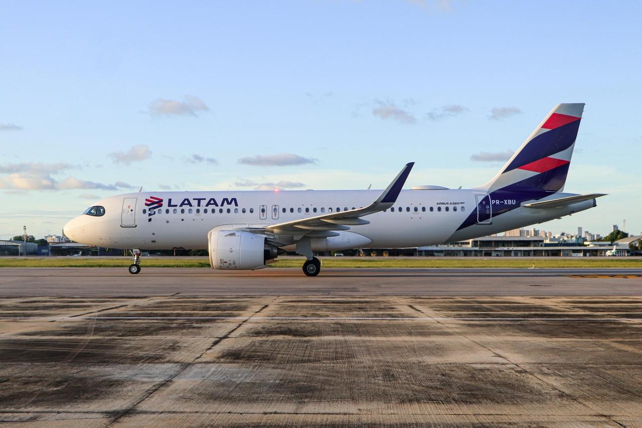 imagem mostra avião da Latam taxiando no Aeroporto de Fortaleza.
