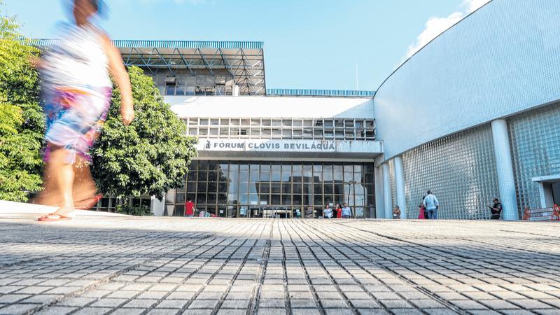 foto de uma  mulher em frente ao forum clovis bevilaqua, em fortaleza