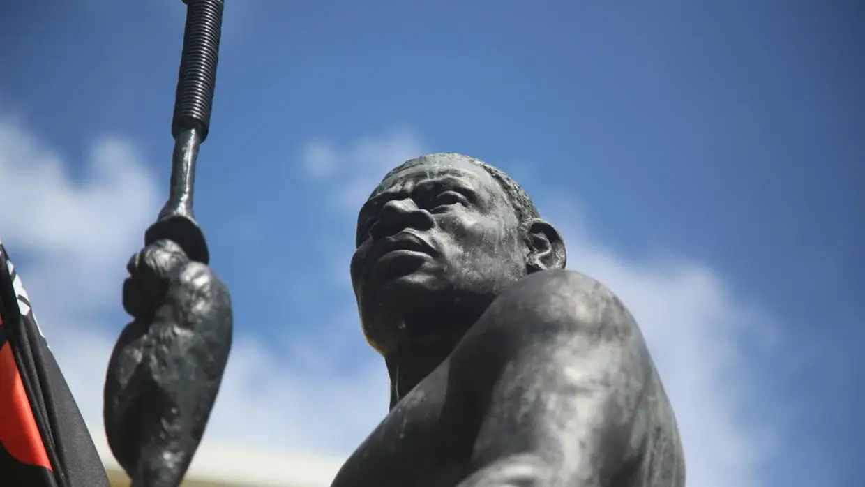 A foto mostra uma estátua do líder quilombola Zumbi dos Palmares.