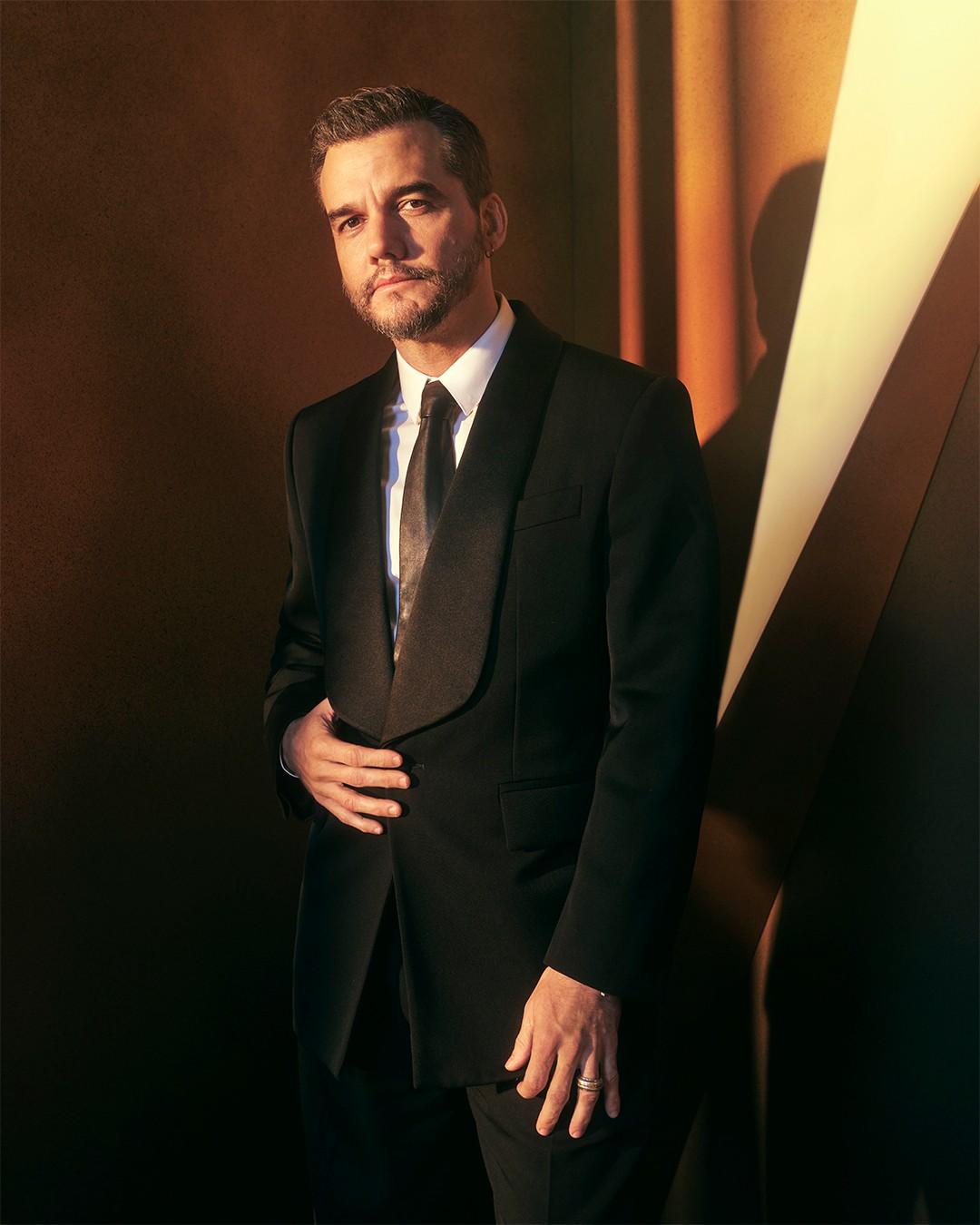 Foto do ator Wagner Moura de terno.