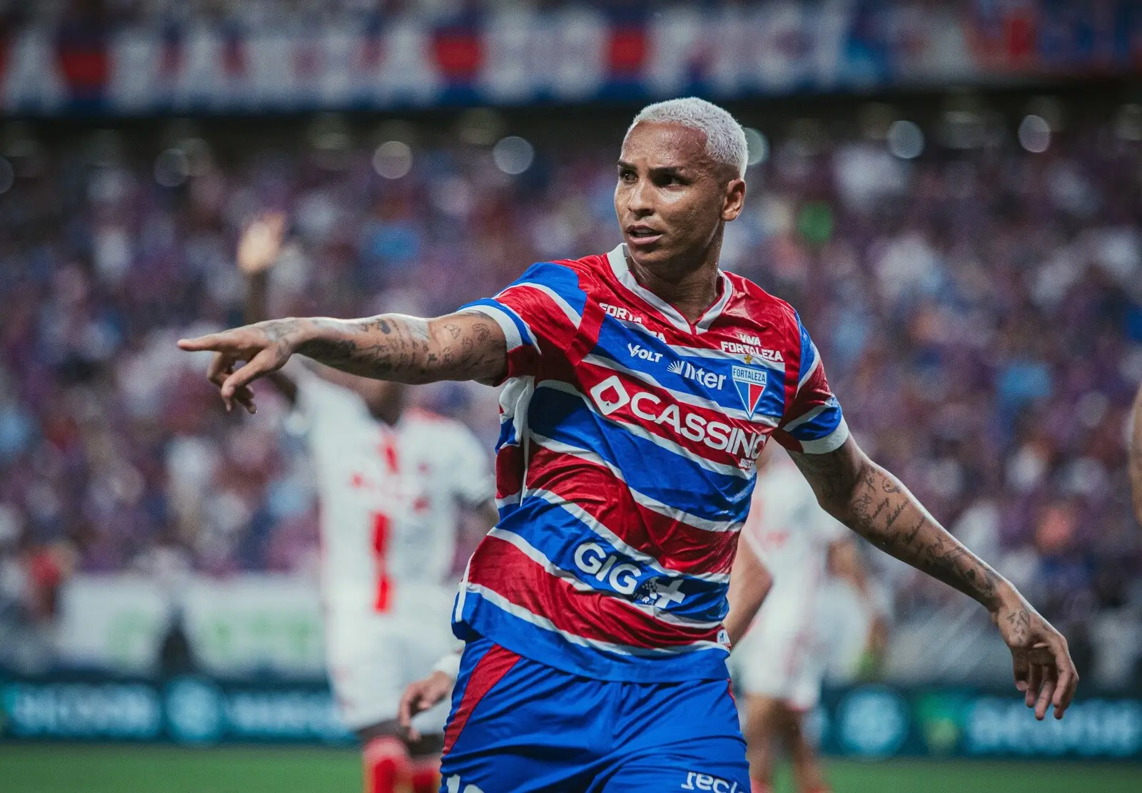 Deyverson em ação pelo Fortaleza