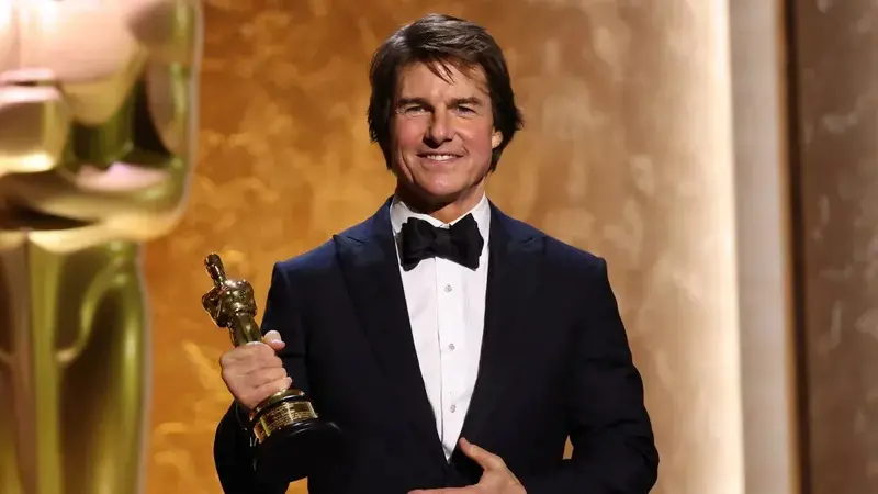 Tom Cruise segurando o Oscar Honorário