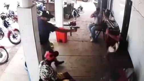 trecho de video de camera de seguranca mostrando quando homem armado mira e acerta vitima de homicdio na rmf.