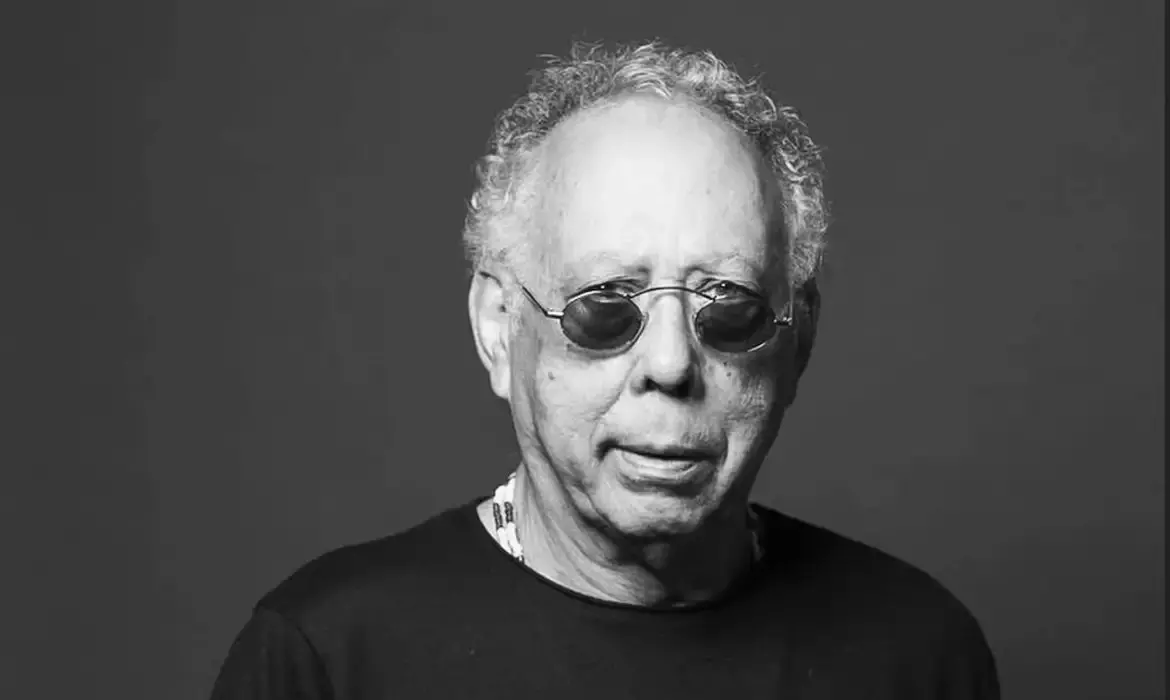 Foto oficial de luto do cantor Jards Macalé