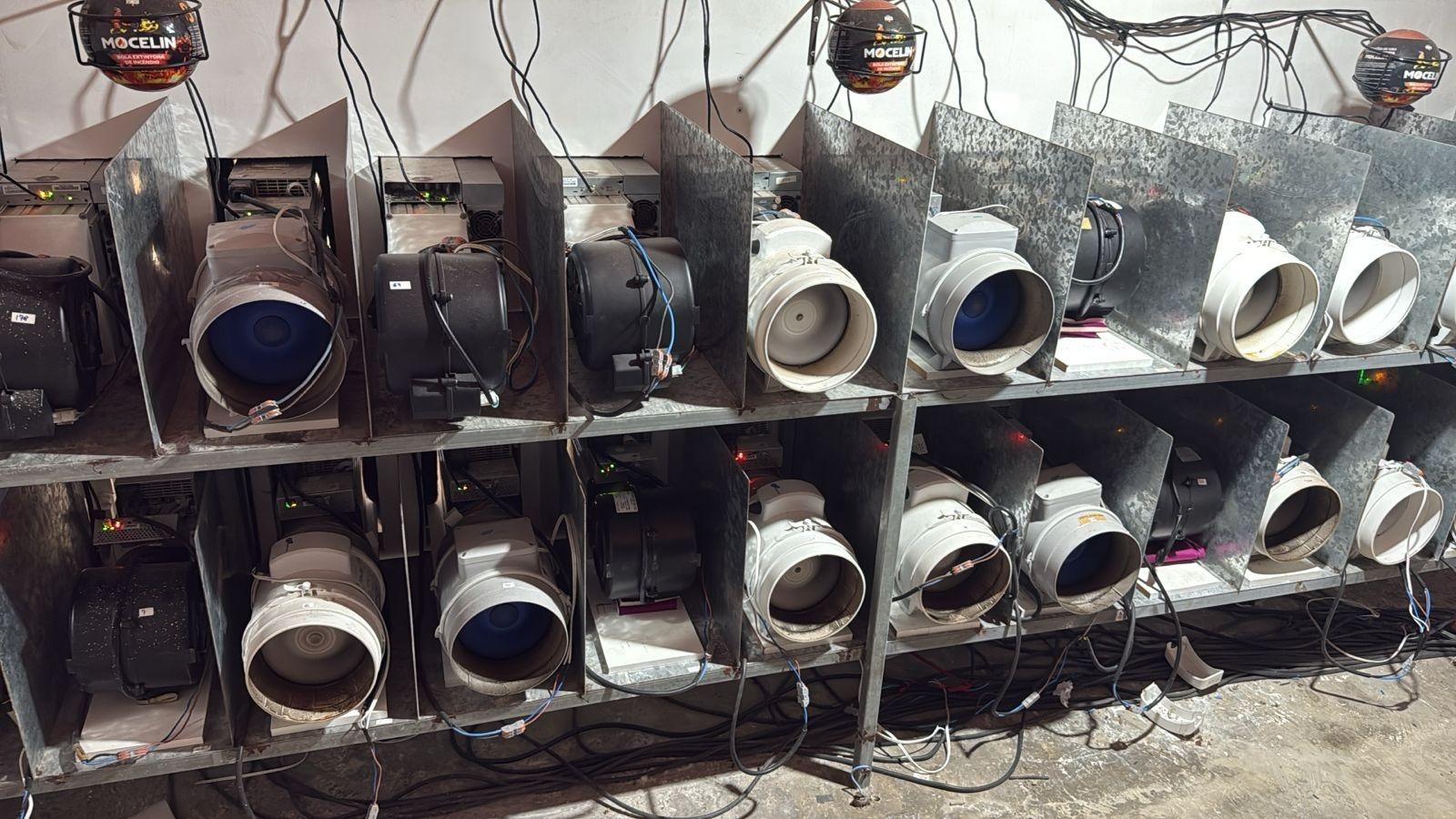 Equipamentos utilizados por empresas supostamente envolvidas com pirataria digital investigadas pelo MPCE.