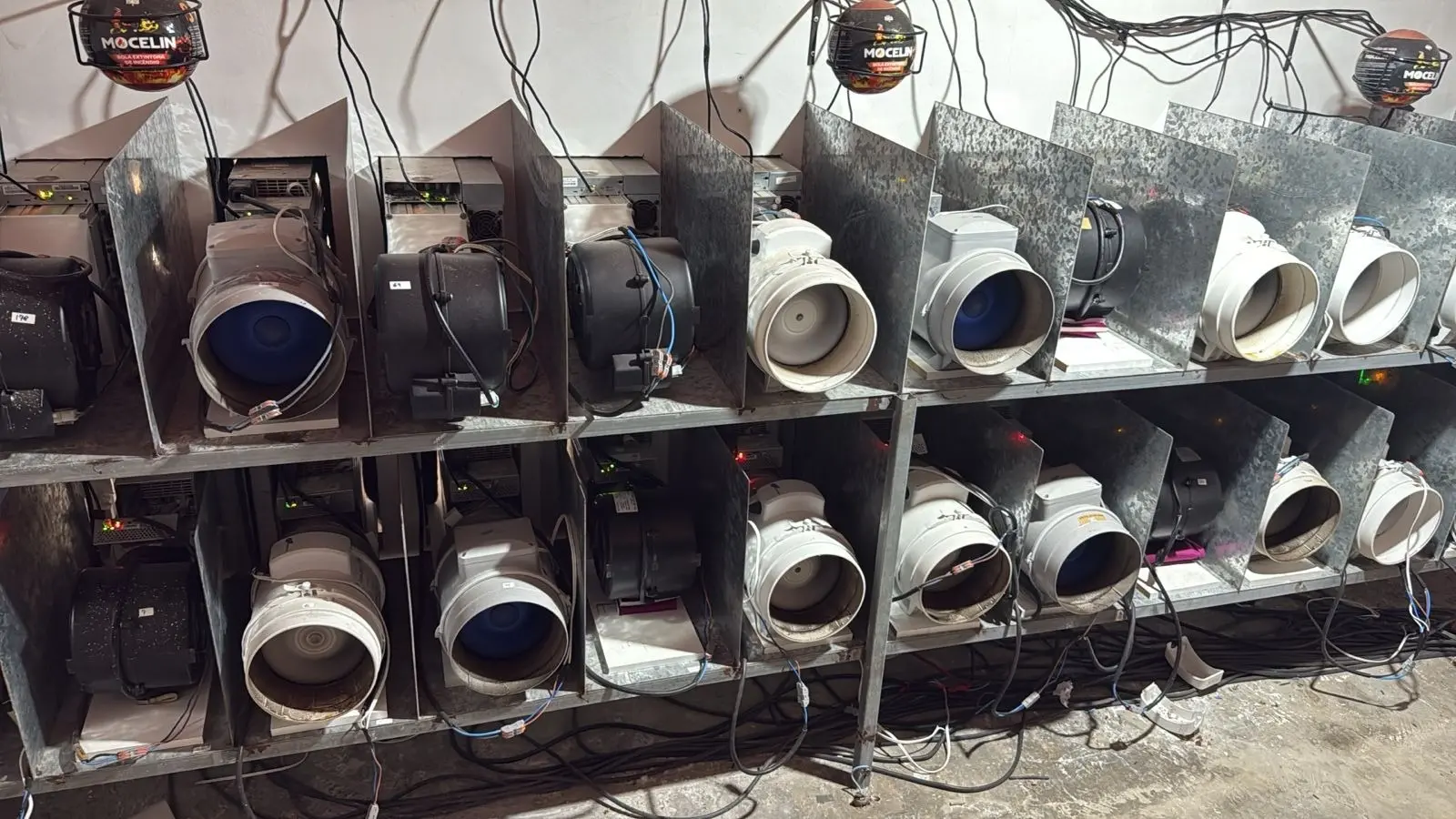 Equipamentos utilizados por empresas supostamente envolvidas com pirataria digital investigadas pelo MPCE.