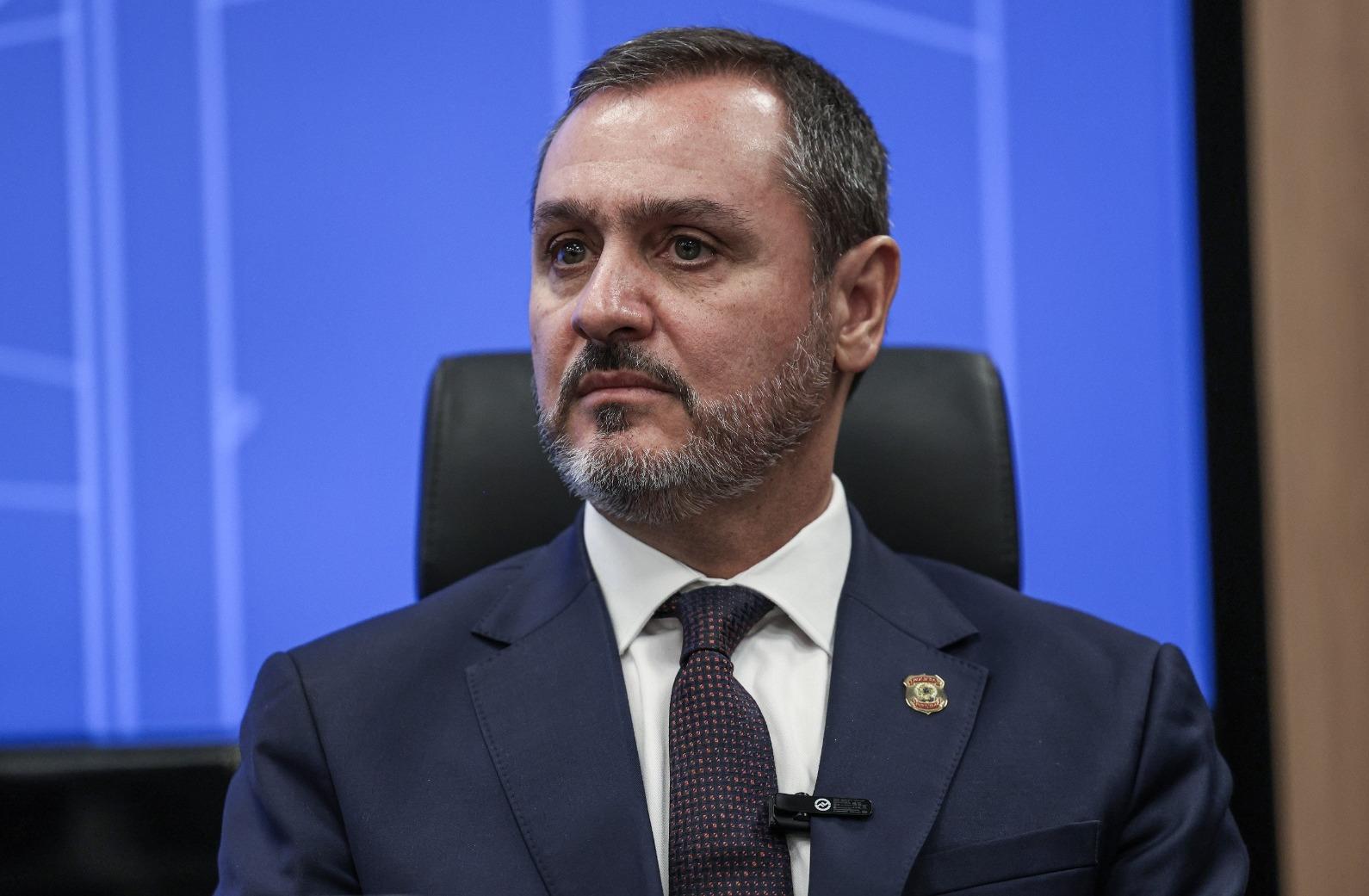 Andrei Rodrigues é um homem de meia idade de barba rala grisalha. Na foto, ele está sério e olhando para o lado.